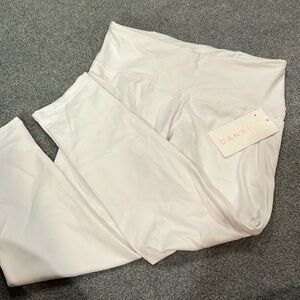 Danskin White Highwaisted Leggings w/ Pockets (slight discoloration on pant leg)
